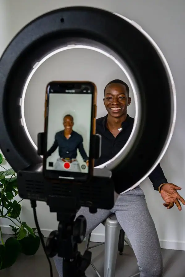 Creator gravando com o celular preso num ring light